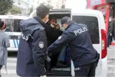 Korona virüs temaslı pazarcı kardeşler satış yaparken yakalandı Korona virüs temaslı pazarcı kardeşler satış yaparken yakalandı