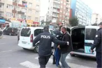 Korona virüs temaslı pazarcı kardeşler satış yaparken yakalandı Korona virüs temaslı pazarcı kardeşler satış yaparken yakalandı