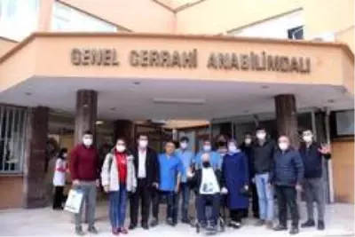 Korona virüsü yenen belediye başkanı 45 gün sonra evine döndü