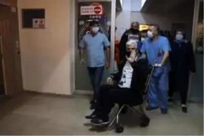 Korona virüsü yenen belediye başkanı 45 gün sonra evine döndü