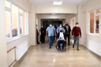Korona virüsü yenen belediye başkanı 45 gün sonra evine döndü