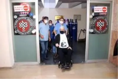 Korona virüsü yenen belediye başkanı 45 gün sonra evine döndü