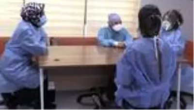 Kovid-19 polikliniği hemşiresinden 'Bana bir şey olmaz' diyen gençlere uyarı Kovid-19 polikliniği hemşiresinden 'Bana bir şey olmaz' diyen gençlere uyarı