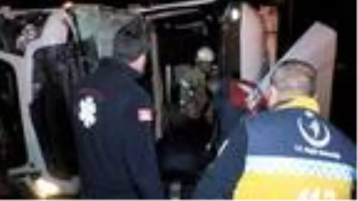 KUZEY MARMARA OTOYOLU'NDA DEVRİLEN TIR'IN SÜRÜCÜSÜ YARALANDI