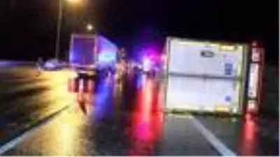 KUZEY MARMARA OTOYOLU'NDA DEVRİLEN TIR'IN SÜRÜCÜSÜ YARALANDI KUZEY MARMARA OTOYOLU'NDA DEVRİLEN TIR'IN SÜRÜCÜSÜ YARALANDI