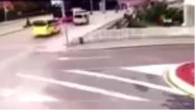 Son dakika... Minibüslerin çarpışma anı kamera Son dakika... Minibüslerin çarpışma anı kamera