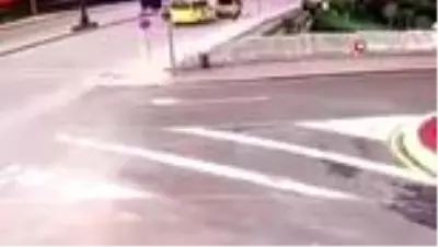 Son dakika... Minibüslerin çarpışma anı kamera Son dakika... Minibüslerin çarpışma anı kamera