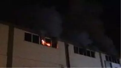 Mobilya fabrikası alevlere teslim oldu Mobilya fabrikası alevlere teslim oldu