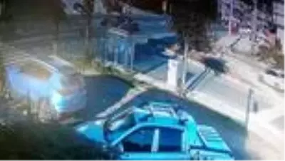 Motosiklet, otomobile çarptı... O anlar kamerada Motosiklet, otomobile çarptı... O anlar kamerada