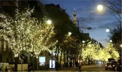 - Paris'te vitrinler salgına rağmen yeni yıl öncesinde ışıl ışıl- Paris yeni yıl kutlamalarına hazır - Paris'te vitrinler salgına rağmen yeni yıl öncesinde ışıl ışıl- Paris yeni yıl kutlamalarına hazır