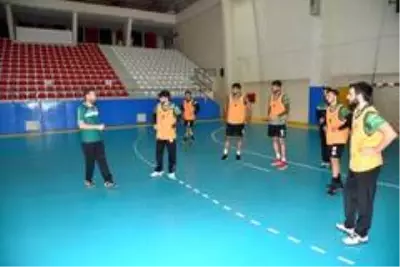 Rakip takımın 8 oyuncunun Covid-19 testleri pozitif çıkınca maç ertelendi Rakip takımın 8 oyuncunun Covid-19 testleri pozitif çıkınca maç ertelendi