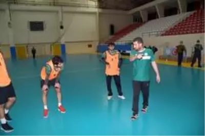Rakip takımın 8 oyuncunun Covid-19 testleri pozitif çıkınca maç ertelendi Rakip takımın 8 oyuncunun Covid-19 testleri pozitif çıkınca maç ertelendi