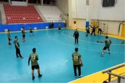 Rakip takımın 8 oyuncunun Covid-19 testleri pozitif çıkınca maç ertelendi Rakip takımın 8 oyuncunun Covid-19 testleri pozitif çıkınca maç ertelendi