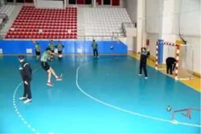 Rakip takımın 8 oyuncunun Covid-19 testleri pozitif çıkınca maç ertelendi Rakip takımın 8 oyuncunun Covid-19 testleri pozitif çıkınca maç ertelendi