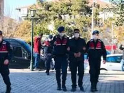 Sivrihisar'da uyuşturucu madde ve silah operasyonu, 3 şüpheli yakalandı Sivrihisar'da uyuşturucu madde ve silah operasyonu, 3 şüpheli yakalandı