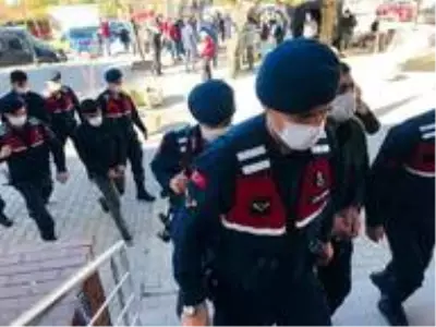 Sivrihisar'da uyuşturucu madde ve silah operasyonu, 3 şüpheli yakalandı Sivrihisar'da uyuşturucu madde ve silah operasyonu, 3 şüpheli yakalandı