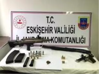 Sivrihisar'da uyuşturucu madde ve silah operasyonu, 3 şüpheli yakalandı Sivrihisar'da uyuşturucu madde ve silah operasyonu, 3 şüpheli yakalandı