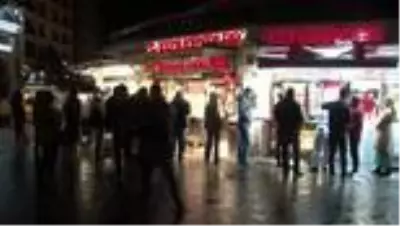 Sokağa çıkma kısıtlaması öncesi vatandaşlar restoranlara akın etti