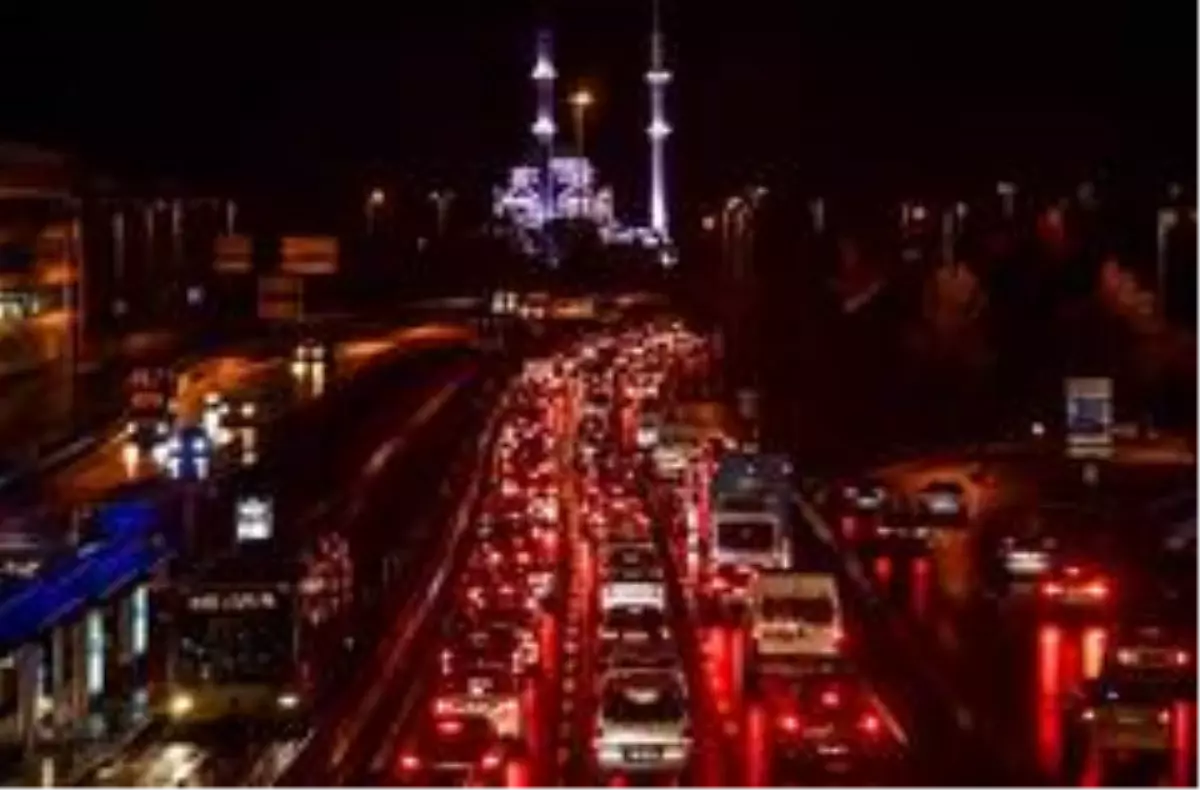 Bu işte bir terslik var! Sokağa çıkma kısıtlaması başladı, 15 Temmuz Köprüsü'nde trafik yoğunlaştı