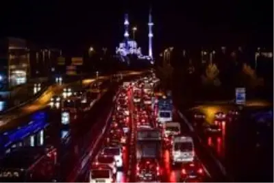 Bu işte bir terslik var! Sokağa çıkma kısıtlaması başladı, 15 Temmuz Köprüsü'nde trafik yoğunlaştı Bu işte bir terslik var! Sokağa çıkma kısıtlaması başladı, 15 Temmuz Köprüsü'nde trafik yoğunlaştı
