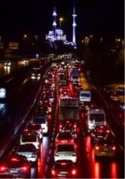 Bu işte bir terslik var! Sokağa çıkma kısıtlaması başladı, 15 Temmuz Köprüsü'nde trafik yoğunlaştı Bu işte bir terslik var! Sokağa çıkma kısıtlaması başladı, 15 Temmuz Köprüsü'nde trafik yoğunlaştı