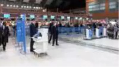 Sokağa çıkma kısıtlamasının ardından Sabiha Gökçen'de uçuşlar devam ediyor Sokağa çıkma kısıtlamasının ardından Sabiha Gökçen'de uçuşlar devam ediyor