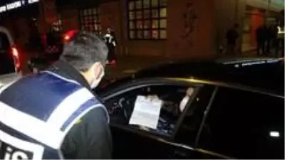 Sokağa çıkma kısıtlamasının başlamasıyla trafik denetimleri başladı Sokağa çıkma kısıtlamasının başlamasıyla trafik denetimleri başladı