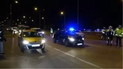 Sokağa çıkma kısıtlamasının başlamasıyla trafik denetimleri başladı Sokağa çıkma kısıtlamasının başlamasıyla trafik denetimleri başladı