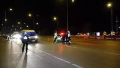 Sokağa çıkma kısıtlamasının başlamasıyla trafik denetimleri başladı Sokağa çıkma kısıtlamasının başlamasıyla trafik denetimleri başladı