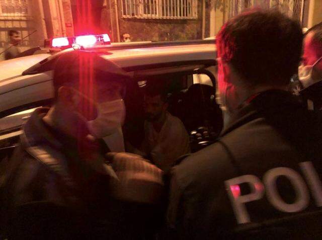 Sokak sokak kovalanan kapkaççı vatandaşın elinden kurtulamadı: Yediği meydan dayağı kameralara yansıdı