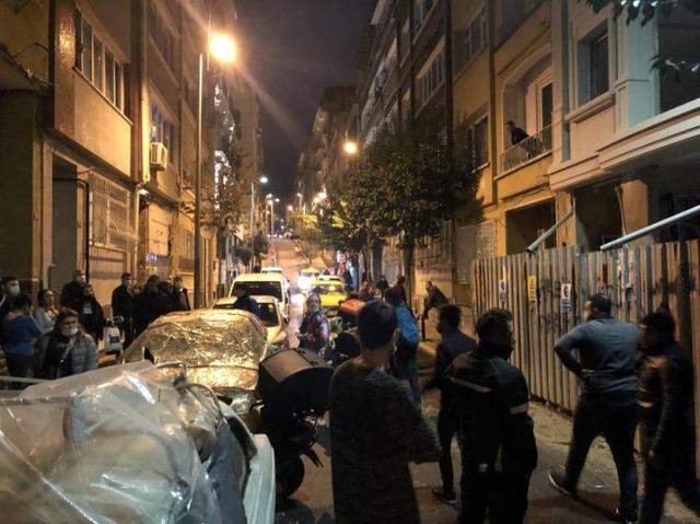 Sokak sokak kovalanan kapkaççı vatandaşın elinden kurtulamadı: Yediği meydan dayağı kameralara yansıdı
