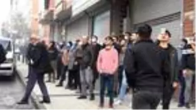 Sultangazi'de virüsü unuttular, yangını seyretmek için toplandılar Sultangazi'de virüsü unuttular, yangını seyretmek için toplandılar