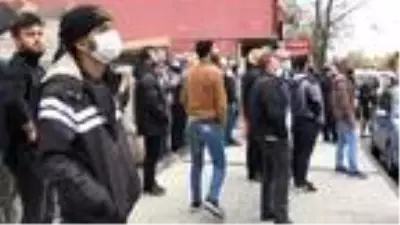 Sultangazi'de virüsü unuttular, yangını seyretmek için toplandılar Sultangazi'de virüsü unuttular, yangını seyretmek için toplandılar