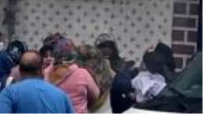 Sultangazi'de virüsü unuttular, yangını seyretmek için toplandılar Sultangazi'de virüsü unuttular, yangını seyretmek için toplandılar