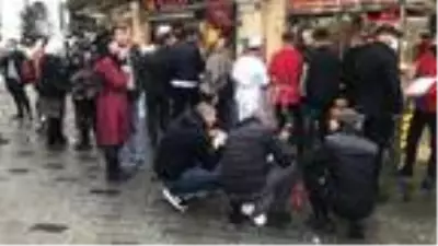 Taksim'de restoranların önü doldu taştı Taksim'de restoranların önü doldu taştı