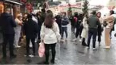 Taksim'de restoranların önü doldu taştı Taksim'de restoranların önü doldu taştı