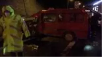 TEM'de bariyerlere çarpan minibüs hurdaya döndü: 7 yaralı