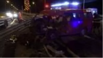 TEM'de bariyerlere çarpan minibüs hurdaya döndü: 7 yaralı