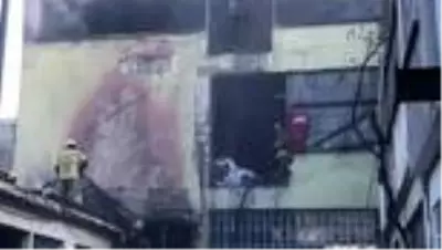 Yangında zarar gören Türk bayrağını polis ekipleri koruma altına aldı Yangında zarar gören Türk bayrağını polis ekipleri koruma altına aldı