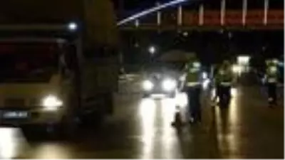 Son dakika haberi: Yasaklar başladı, polis kontrol noktalarını artırdı Son dakika haberi: Yasaklar başladı, polis kontrol noktalarını artırdı