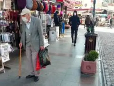 Yaşlılardan sokağa çıkma yasağı öncesi alışveriş için sokaklara akın etti Yaşlılardan sokağa çıkma yasağı öncesi alışveriş için sokaklara akın etti
