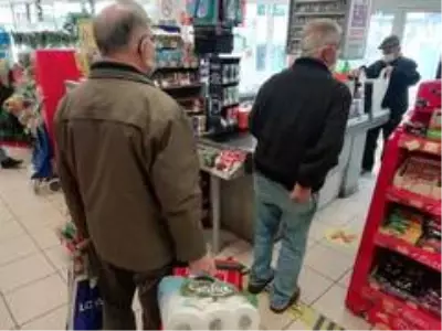 Yaşlılardan sokağa çıkma yasağı öncesi alışveriş için sokaklara akın etti Yaşlılardan sokağa çıkma yasağı öncesi alışveriş için sokaklara akın etti