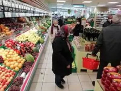 Yaşlılardan sokağa çıkma yasağı öncesi alışveriş için sokaklara akın etti Yaşlılardan sokağa çıkma yasağı öncesi alışveriş için sokaklara akın etti