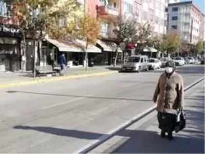 Yaşlılardan sokağa çıkma yasağı öncesi alışveriş için sokaklara akın etti Yaşlılardan sokağa çıkma yasağı öncesi alışveriş için sokaklara akın etti