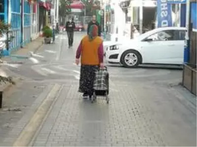 Yaşlılardan sokağa çıkma yasağı öncesi alışveriş için sokaklara akın etti Yaşlılardan sokağa çıkma yasağı öncesi alışveriş için sokaklara akın etti