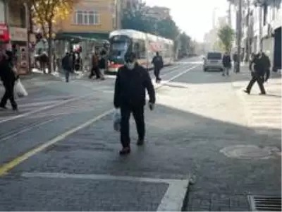 Yaşlılardan sokağa çıkma yasağı öncesi alışveriş için sokaklara akın etti Yaşlılardan sokağa çıkma yasağı öncesi alışveriş için sokaklara akın etti