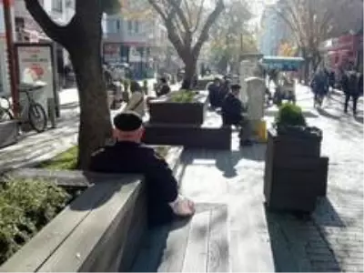 Yaşlılardan sokağa çıkma yasağı öncesi alışveriş için sokaklara akın etti Yaşlılardan sokağa çıkma yasağı öncesi alışveriş için sokaklara akın etti