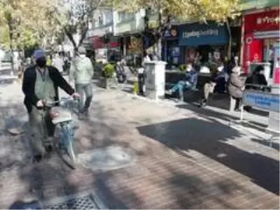 Yaşlılardan sokağa çıkma yasağı öncesi alışveriş için sokaklara akın etti Yaşlılardan sokağa çıkma yasağı öncesi alışveriş için sokaklara akın etti