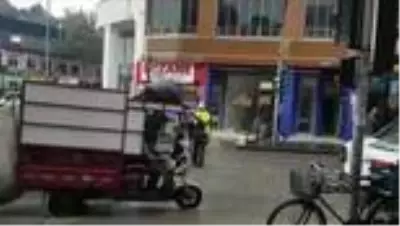 Yolun karşısına geçmeye çalışan yaşlı kadına trafik polisi eşlik etti Yolun karşısına geçmeye çalışan yaşlı kadına trafik polisi eşlik etti