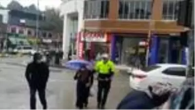 Yolun karşısına geçmeye çalışan yaşlı kadına trafik polisi eşlik etti Yolun karşısına geçmeye çalışan yaşlı kadına trafik polisi eşlik etti